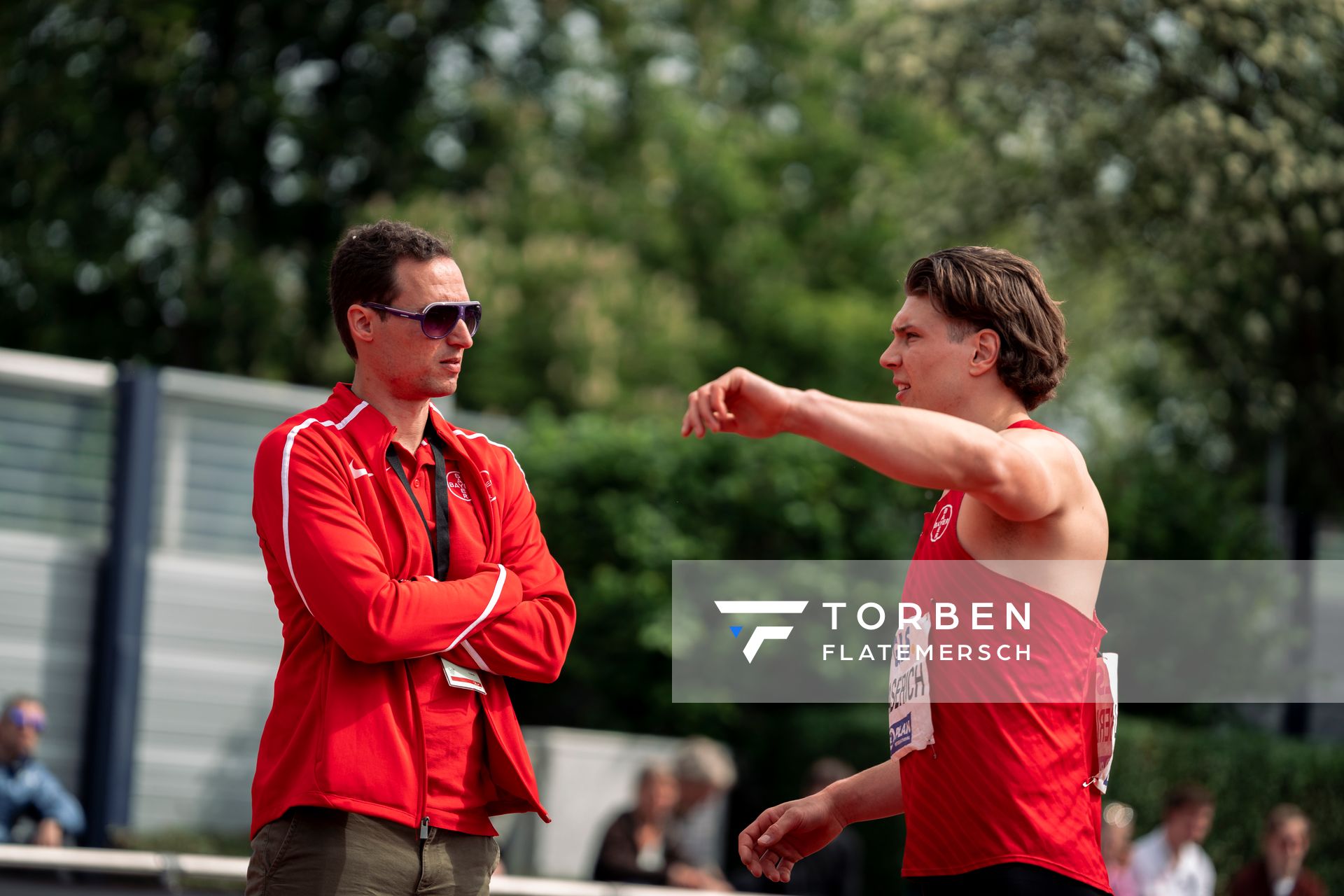Nils Laserich (TSV Bayer 04 Leverkusen) mit seinem Trainer beim Diskuswurf am 08.05.2022 beim Stadtwerke Ratingen Mehrkampf-Meeting 2022 in Ratingen